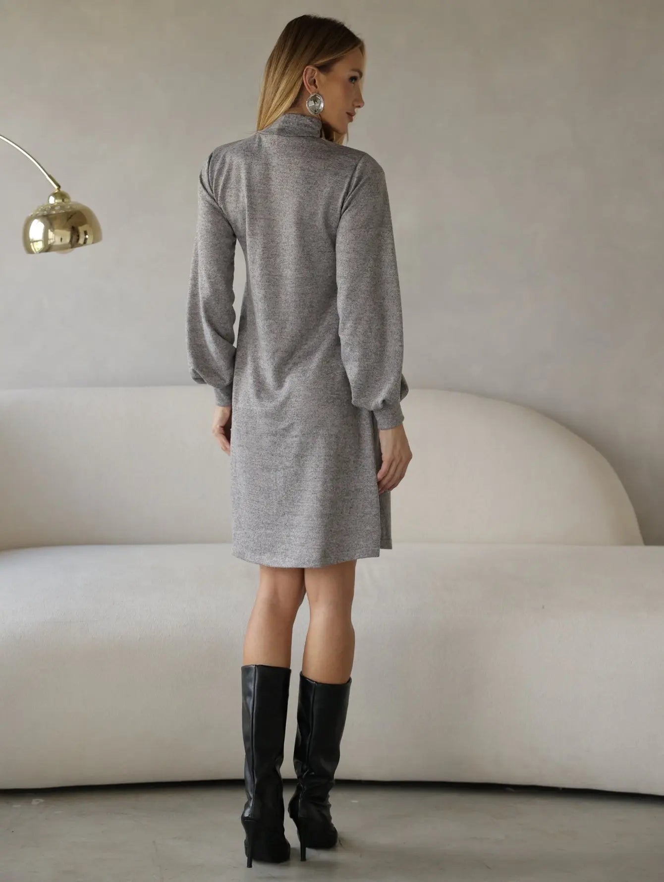 Vestido Curto Lanzinha Manga Longa Gola Alta
