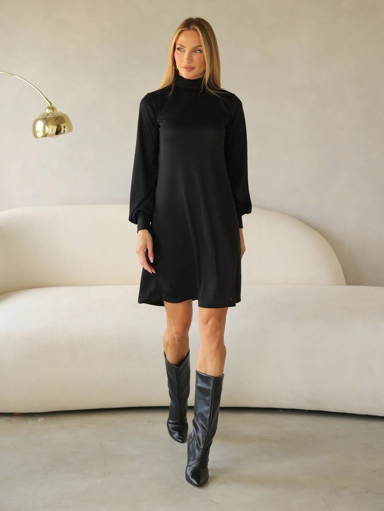 Vestido Curto Lanzinha Manga Longa Gola Alta