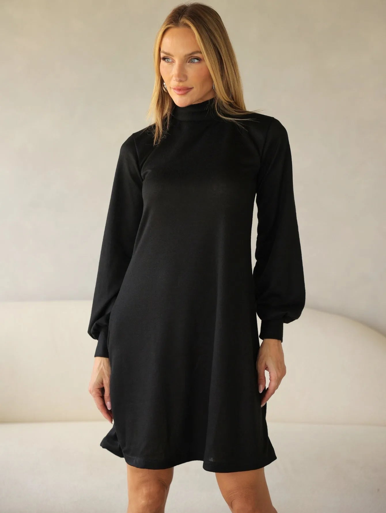 Vestido Curto Lanzinha Manga Longa Gola Alta