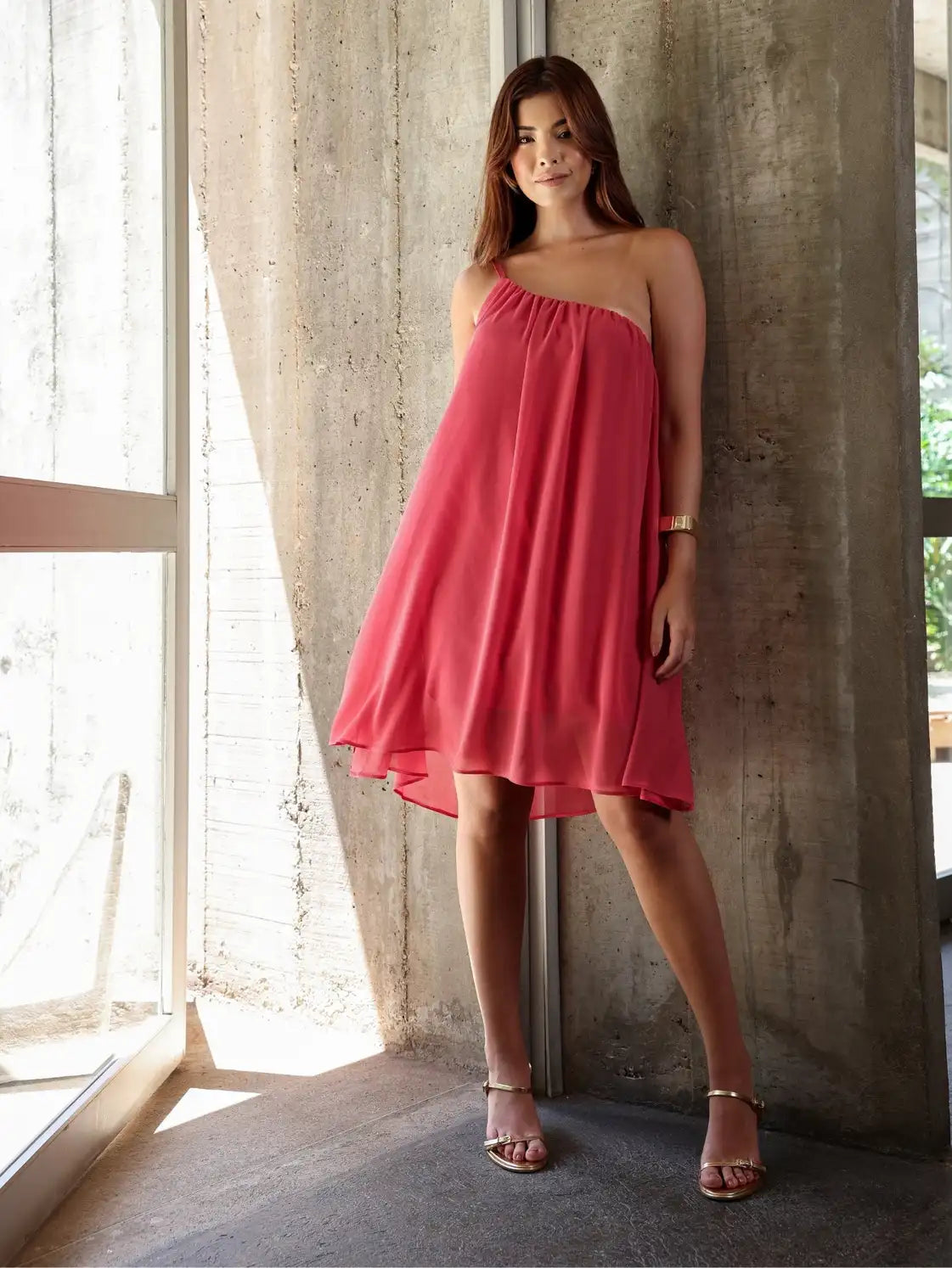 Vestido Curto Manga Única Crepe