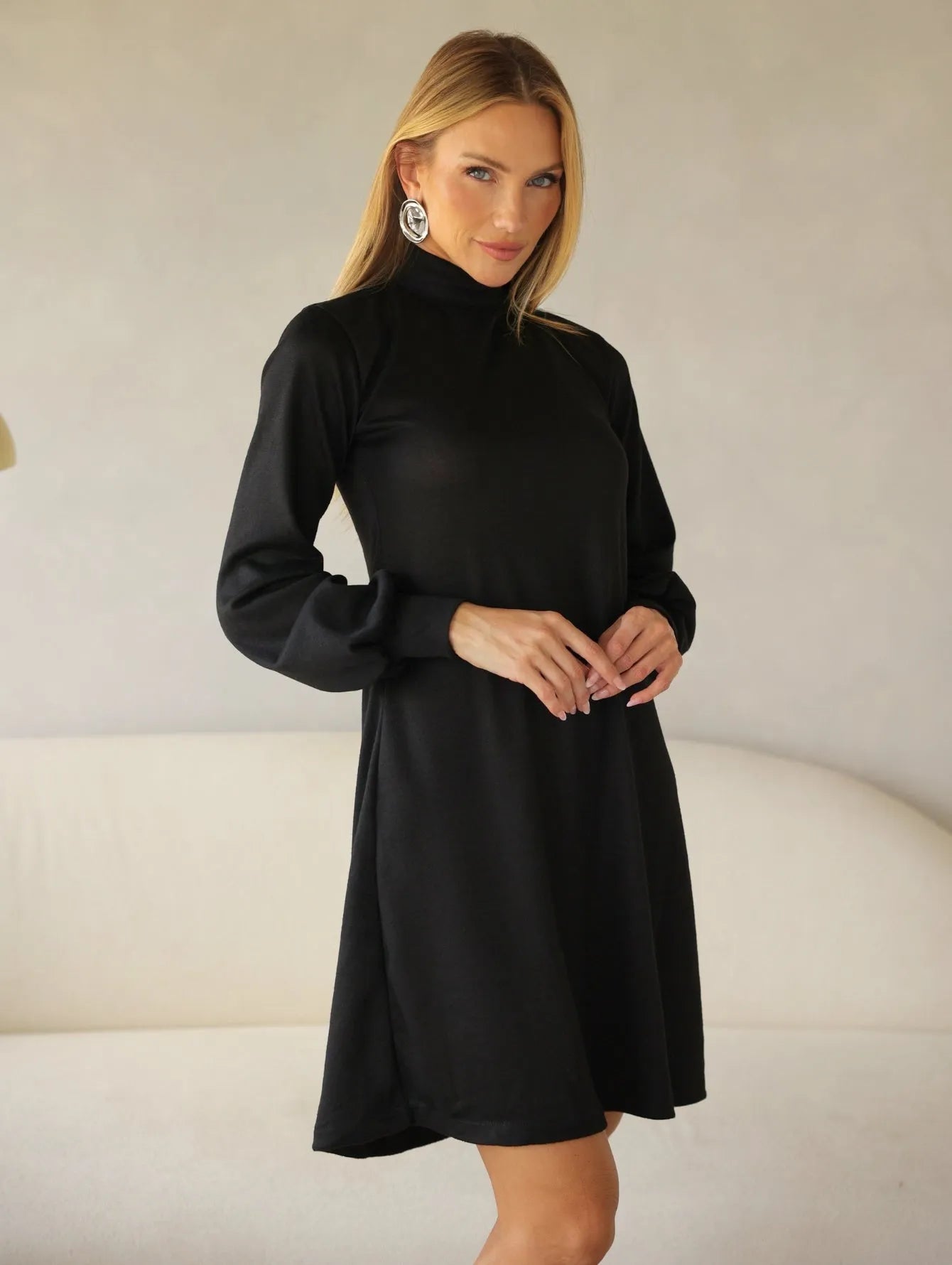 Vestido Curto Lanzinha Manga Longa Gola Alta