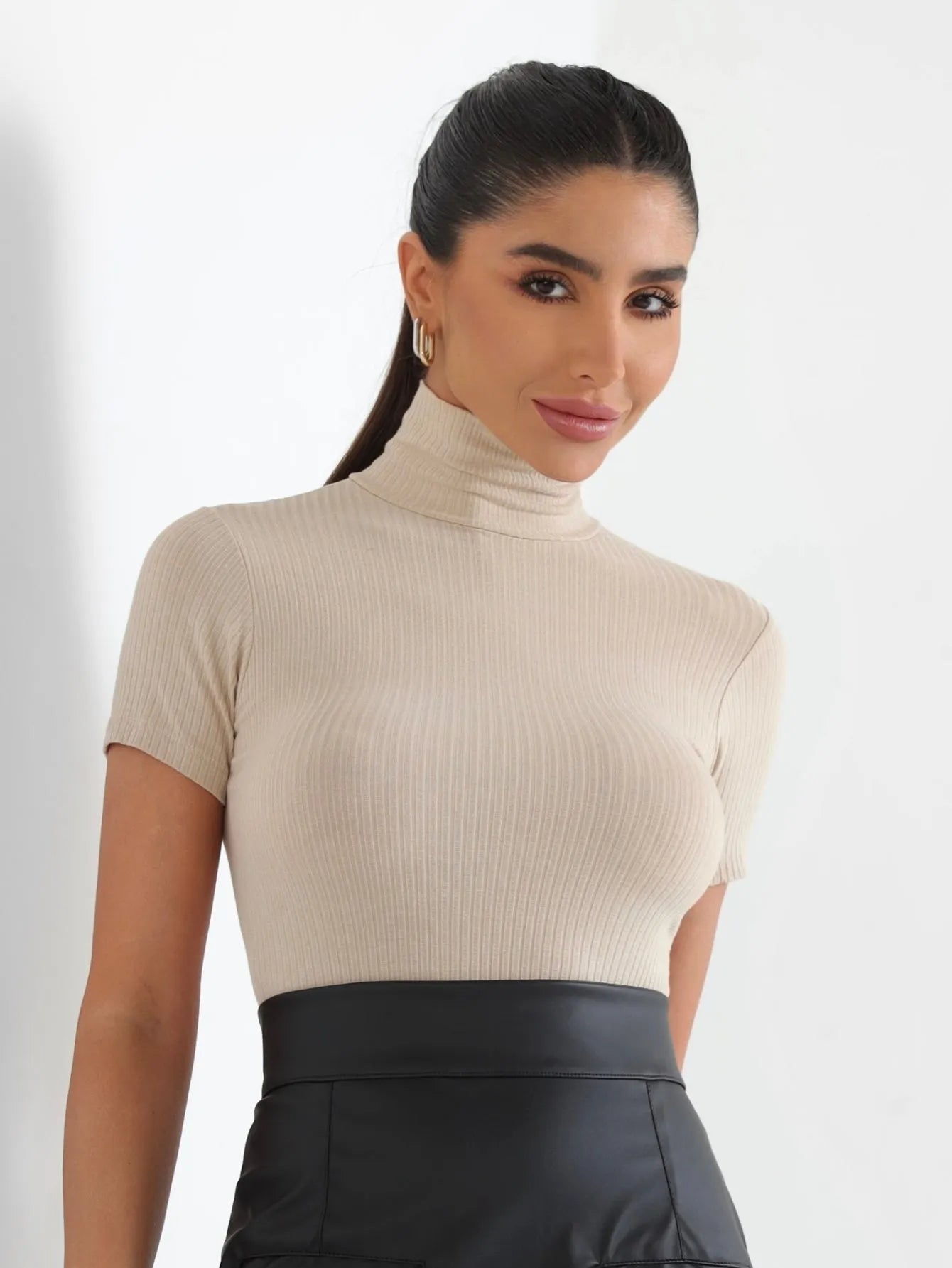 Blusa Canelada Manga Curta Gola Alta