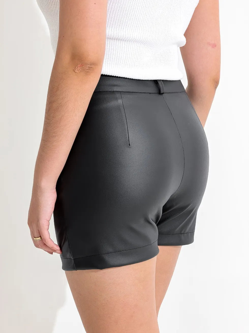 Shorts Couro Sintético Cintura Alta