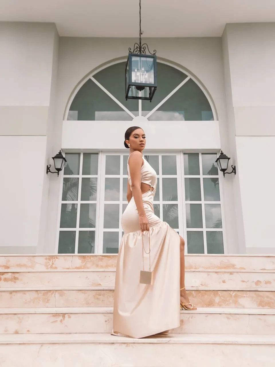 Vestido Glamour com Argolas e Fenda