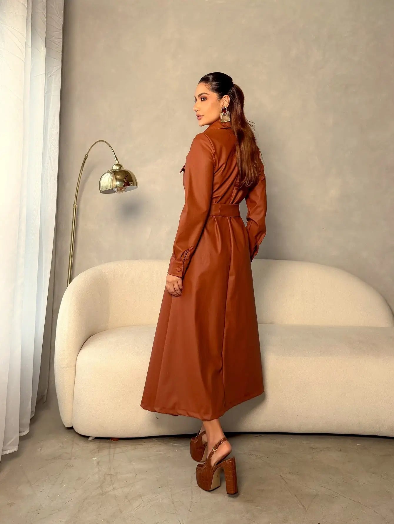 Vestido Midi Couro Manga Longa