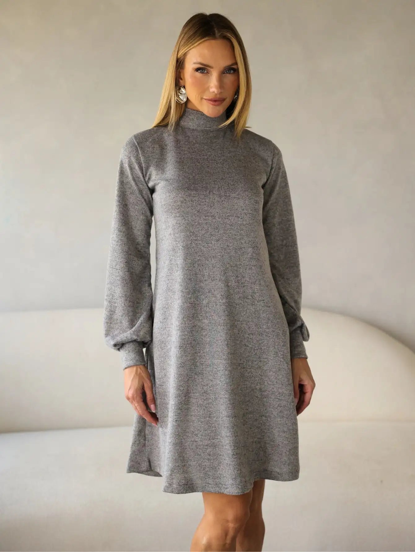 Vestido Curto Lanzinha Manga Longa Gola Alta