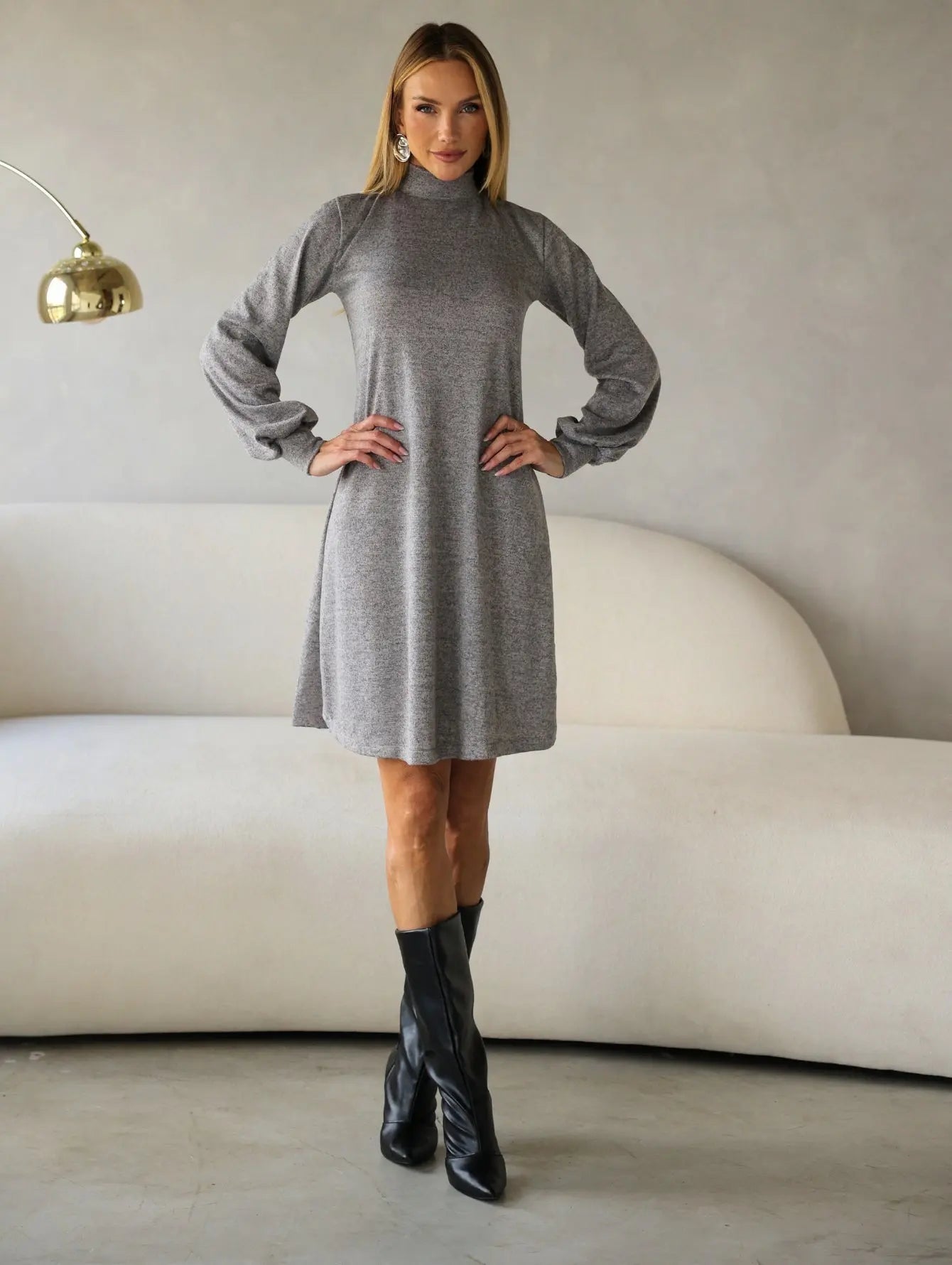 Vestido Curto Lanzinha Manga Longa Gola Alta