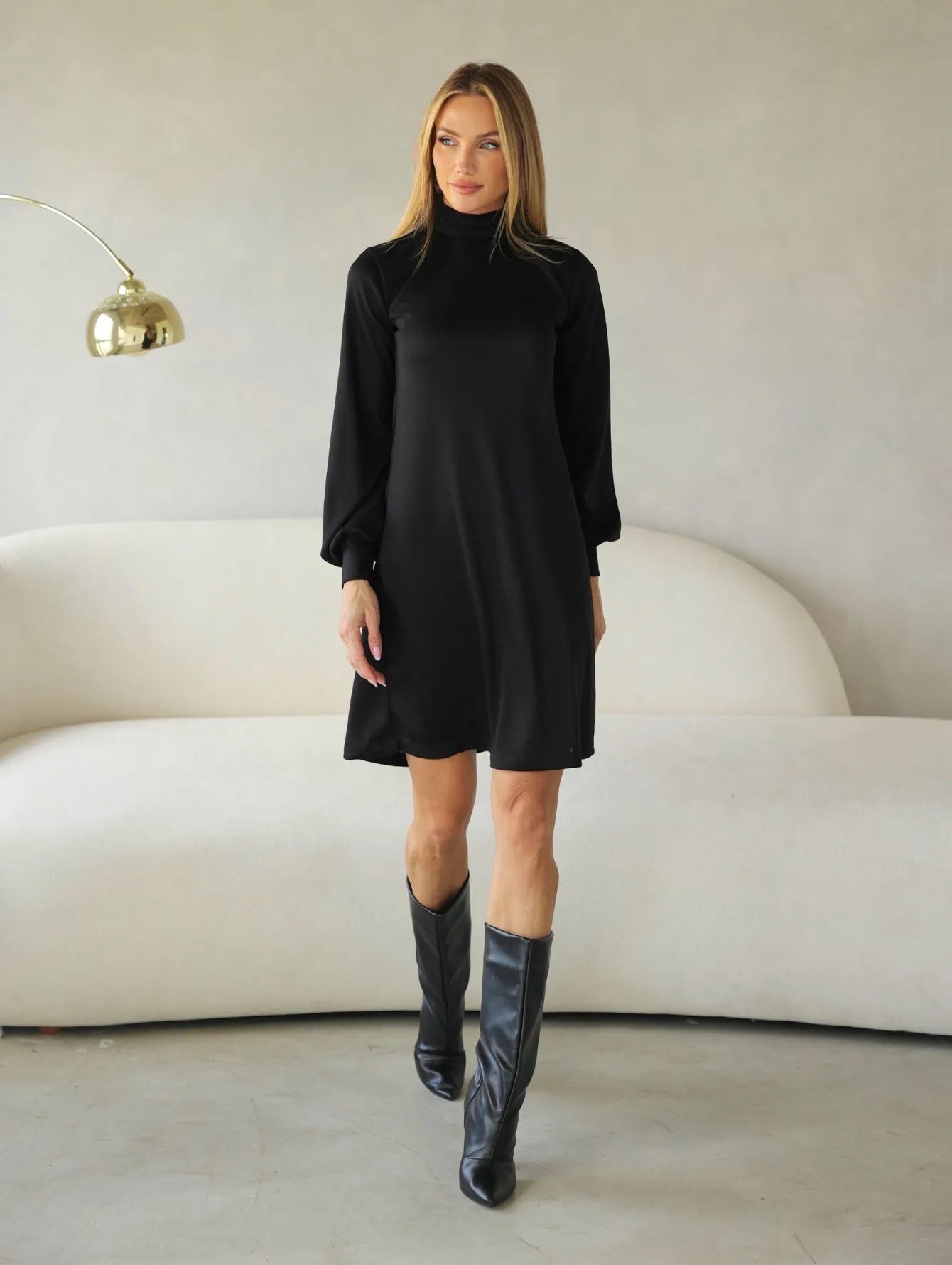 Vestido Curto Lanzinha Manga Longa Gola Alta