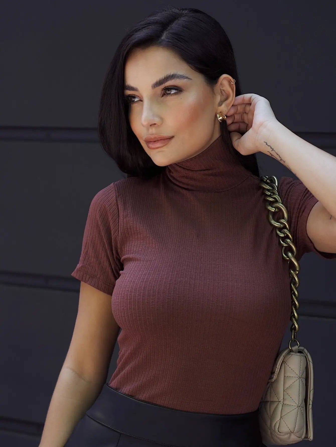 Blusa Canelada Manga Curta Gola Alta