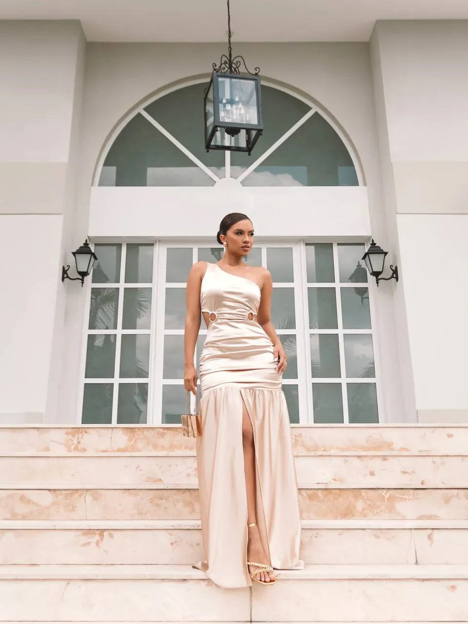 Vestido Glamour com Argolas e Fenda